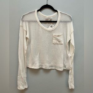 Hollister long sleeved cream colored lightweight knit cropped sweater. Size L